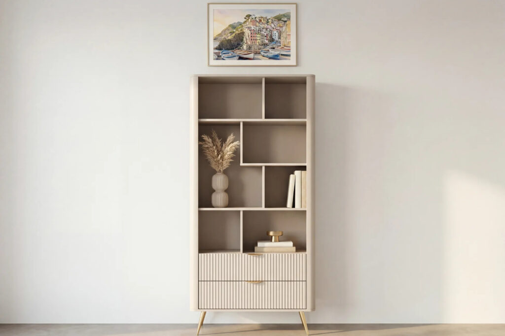 Bibliothèque beige avec niches et tiroirs dans un salon clair