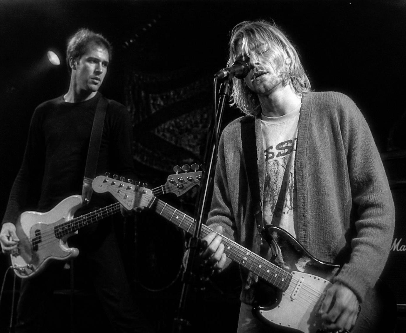 découvrez quel guitariste accompagnait kurt cobain sur la photo culte de nirvana, un moment iconique de l'histoire du rock.