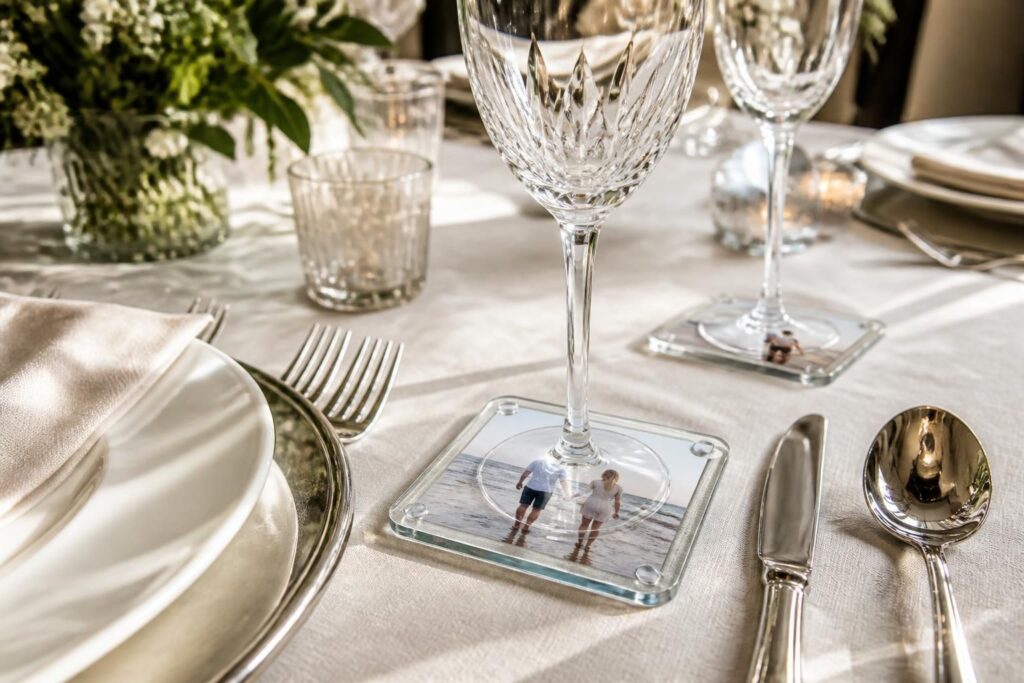 découvrez comment un sous-verre photo peut ajouter une touche personnelle et élégante pour sublimer votre décoration de table lors de vos repas et événements.